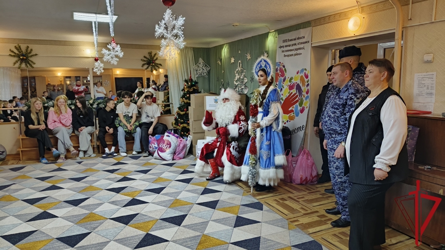 Росгвардейский Дед Мороз специального назначения подарил праздник детям в Печорах