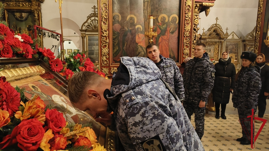 В Пскове росгвардейцы поклонились мощам святого Георгия Победоносца