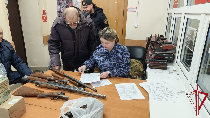 Росгвардейцы помогают псковичам в передаче гражданского оружия в зону СВО