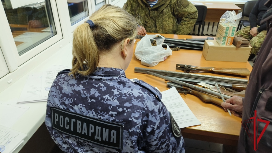 Росгвардейцы помогают псковичам в передаче гражданского оружия в зону СВО