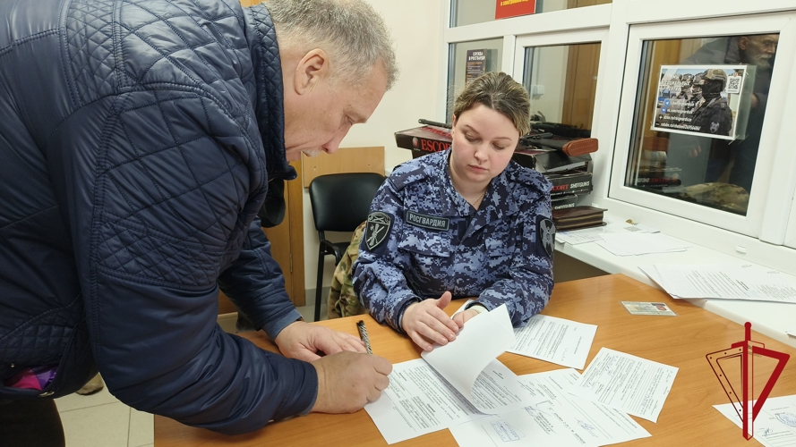 Росгвардейцы помогают псковичам в передаче гражданского оружия в зону СВО