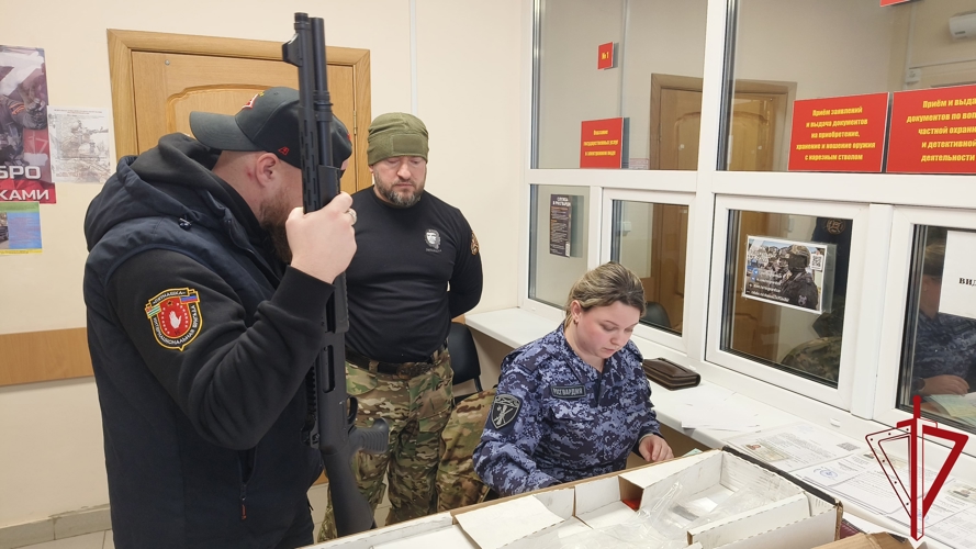 Росгвардейцы помогают псковичам в передаче гражданского оружия в зону СВО