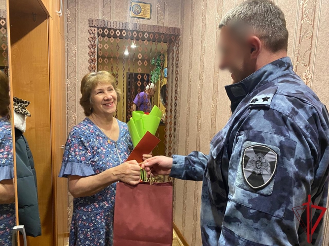 В Псковской области росгвардейцы поздравили с Днём матери матерей погибших товарищей