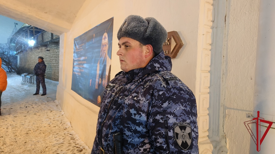 Сотрудники Росгвардии обеспечили безопасность граждан в Рождественскую ночь в Псковской области  