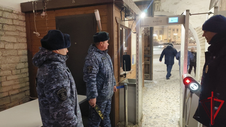 Сотрудники Росгвардии обеспечили безопасность граждан в Рождественскую ночь в Псковской области  