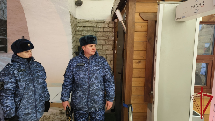 Сотрудники Росгвардии обеспечили безопасность граждан в Рождественскую ночь в Псковской области  