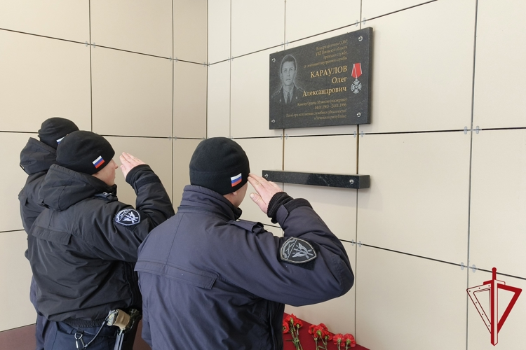 В Пскове росгвардейцы почтили память погибшего товарища