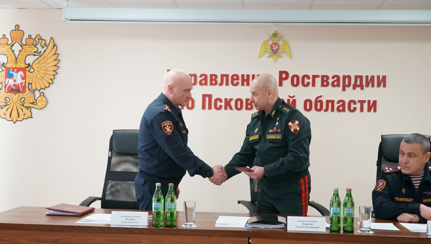 Командующий Северо-Западным округом представил личному составу начальника Управления Росгвардии по Псковской области  