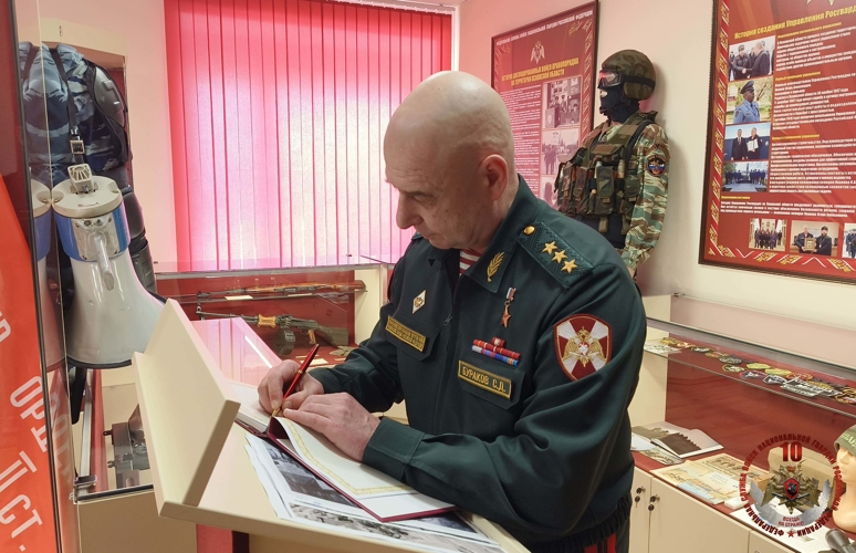 Командующий Северо-Западным округом представил личному составу начальника Управления Росгвардии по Псковской области  