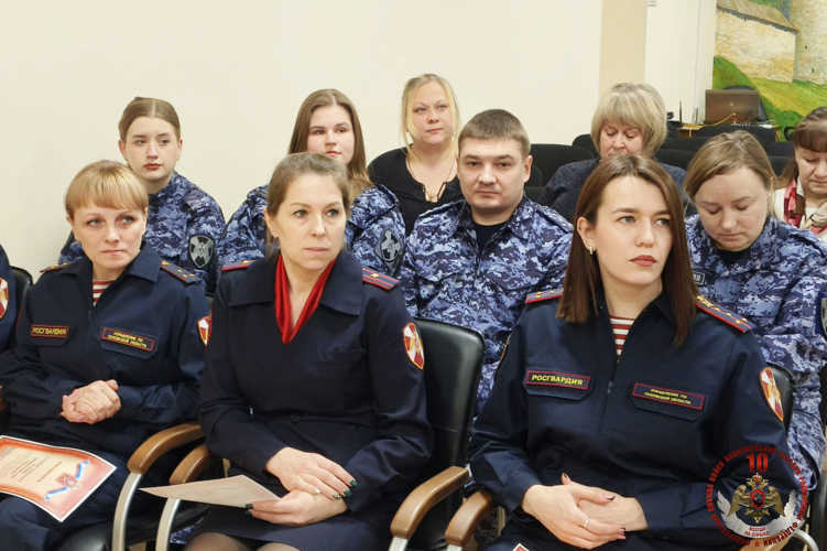 Сотрудников подразделений государственного контроля и лицензионно-разрешительной работы Росгвардии поздравили в Пскове