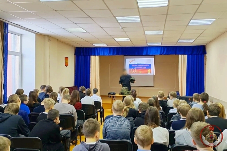 В Пскове сотрудники Росгвардии познакомили школьников с историей войск правопорядка
