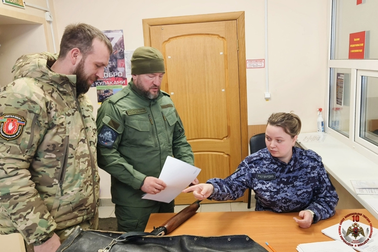 Сотрудники Росгвардии продолжают оказывать содействие жителям Псковской области в передаче  охотничьего  оружия  в зону проведения специальной военной операции