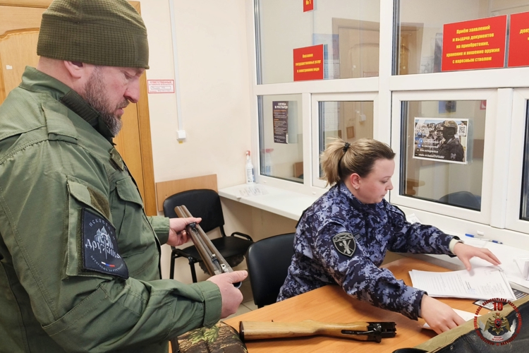Сотрудники Росгвардии продолжают оказывать содействие жителям Псковской области в передаче  охотничьего  оружия  в зону проведения специальной военной операции