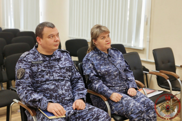 Сотрудников подразделений государственного контроля и лицензионно-разрешительной работы Росгвардии поздравили в Пскове