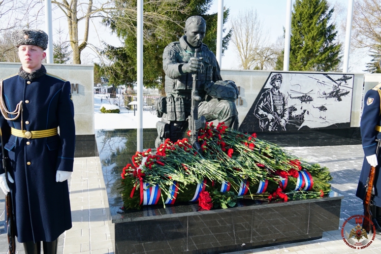 Начальник управления Росгвардии по Псковской области принял участие в памятных мероприятиях ко Дню защитника Отечества