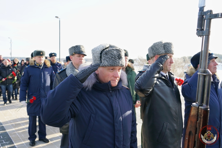 Начальник управления Росгвардии по Псковской области принял участие в памятных мероприятиях ко Дню защитника Отечества