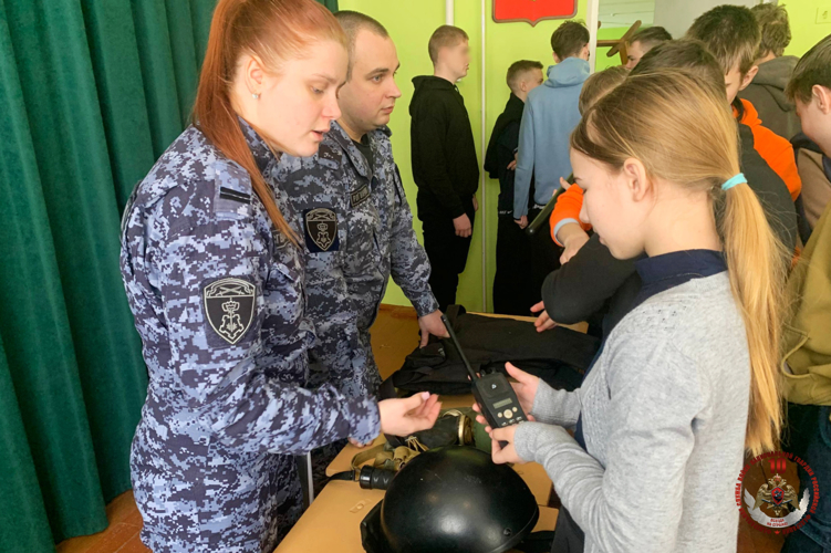 В Дедовическом округе росгвардейцы провели урок мужества
