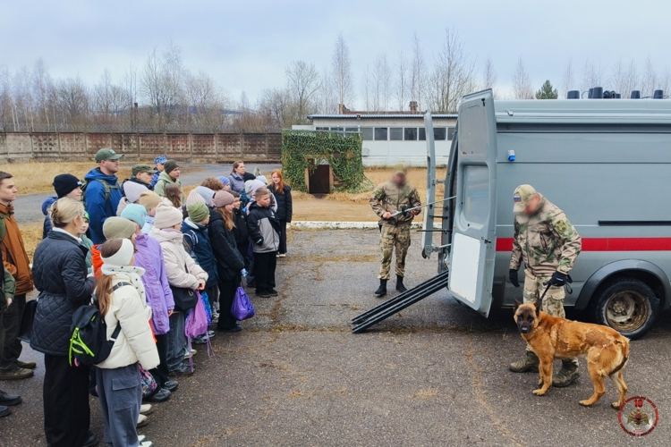 В рамках акции «Дни Росгвардии» юные жители Пскова познакомились с работой ведомства