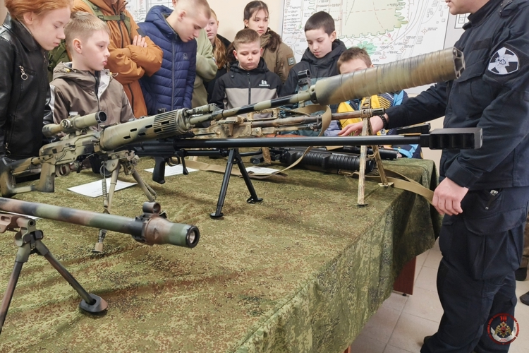 В рамках акции «Дни Росгвардии» юные жители Пскова познакомились с работой ведомства