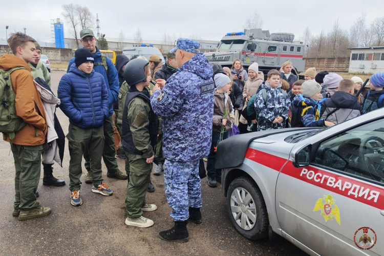 В рамках акции «Дни Росгвардии» юные жители Пскова познакомились с работой ведомства