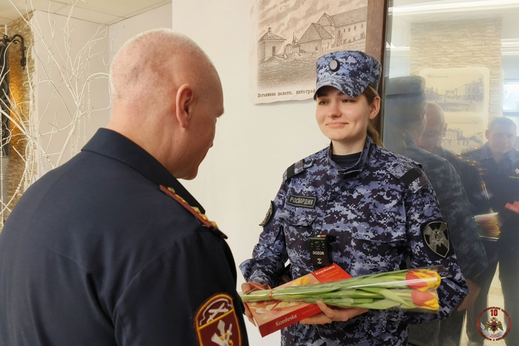 8 Марта начальник регионального Управления Росгвардии поздравил женщин-сотрудниц, обеспечивающих общественную безопасность