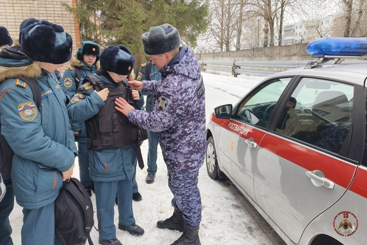 Псковские школьники посетили региональное управление Росгвардии