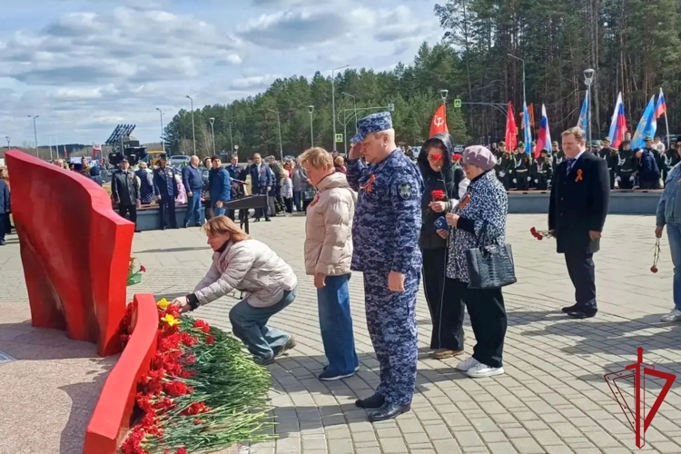 В Псковской области росгвардейцы приняли участие в памятных мероприятиях, посвященных Дню Знамени Победы