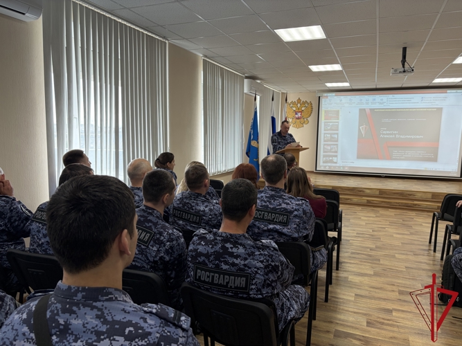 СОТРУДНИКАМ И ВОЕННОСЛУЖАЩИМ УПРАВЛЕНИЯ РОСГВАРДИИ ПО ПСКОВСКОЙ ОБЛАСТИ  НАПОМНИЛИ ПРАВИЛА ДОРОЖНОГО ДВИЖЕНИЯ