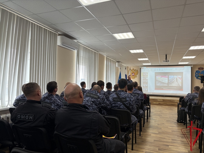 СОТРУДНИКАМ И ВОЕННОСЛУЖАЩИМ УПРАВЛЕНИЯ РОСГВАРДИИ ПО ПСКОВСКОЙ ОБЛАСТИ  НАПОМНИЛИ ПРАВИЛА ДОРОЖНОГО ДВИЖЕНИЯ