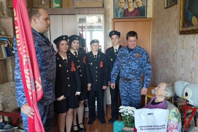Росгвардейцы поздравили с Днем Победы 102-летнюю участницу войны