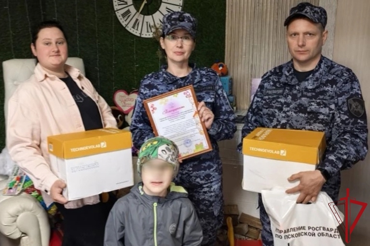 В Пскове росгвардейцы провели акцию «Каникулы с Росгвардией» для юных членов ВОИ