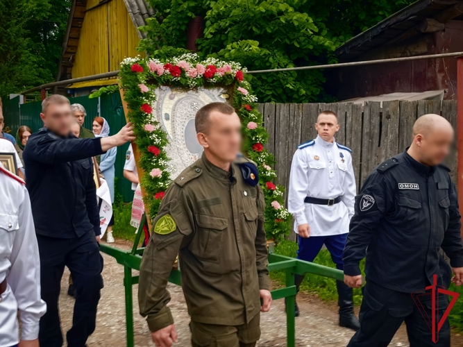 Росгвардейцы приняли участие в молебне и крестном ходе в честь дня памяти «Любятовской» иконы Божией Матери