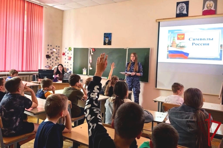 Урок мужества в Пскове: росгвардейцы пообщались с ребятами в летнем лагере