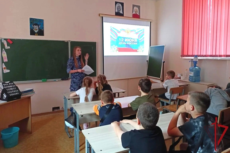 Урок мужества в Пскове: росгвардейцы пообщались с ребятами в летнем лагере