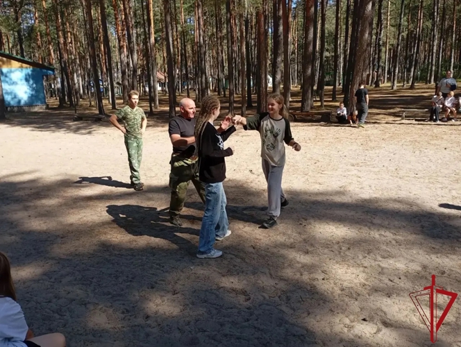 Псковские Росгвардейцы организовали праздник ко Дню физкультурника для детей из лагеря «Зеркальный»