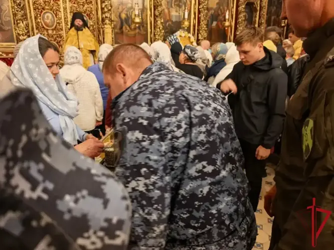В Пскове росгвардейцы поклонились мощам святого Спиридона Тримифунтского