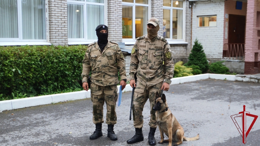 Росгвардейцы проверили безопасность псковских школ перед праздником