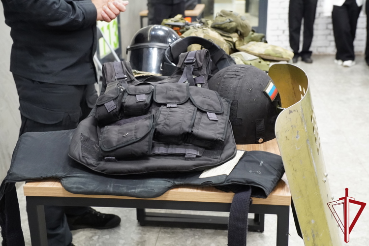В Пскове сотрудники ОМОН «Кром» Росгвардии познакомили школьников с  историей войск правопорядка