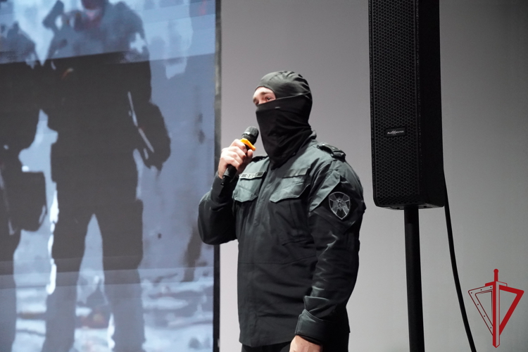 В Пскове сотрудники ОМОН «Кром» Росгвардии познакомили школьников с  историей войск правопорядка